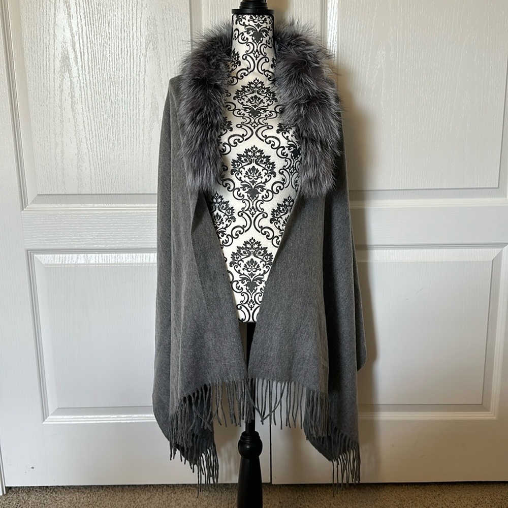 NWOT Saks 5th Avenue, Lambswool Cape with REAL Fox Fur Collar